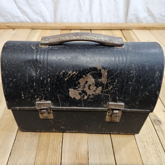 DOME TOP LUNCH BOX - CIRCA 1940 - PATENTS PENDING - THERMOS CLIP - NICE PATINA - Picture 1 of 15